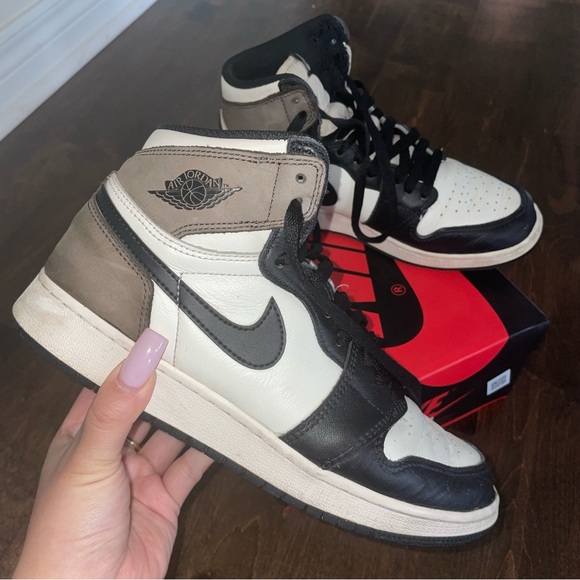 Jordan 1s (retro high) in dark mocha size 6Y/W8 - Picture 1 of 5
